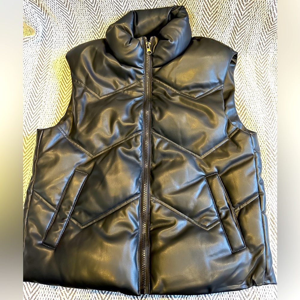 Winter puffer vest. With zipper and pockets Cropped. Women’s Size Small
